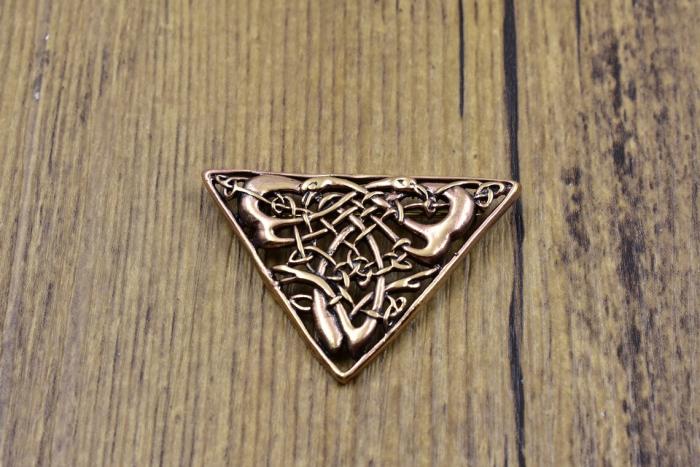 Keltische Triangel Brosche mit Schwanenmotiv aus Bronze auf Holz